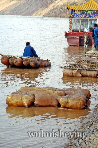 108123-00660  宁夏沙坡头黄河上的羊皮筏子